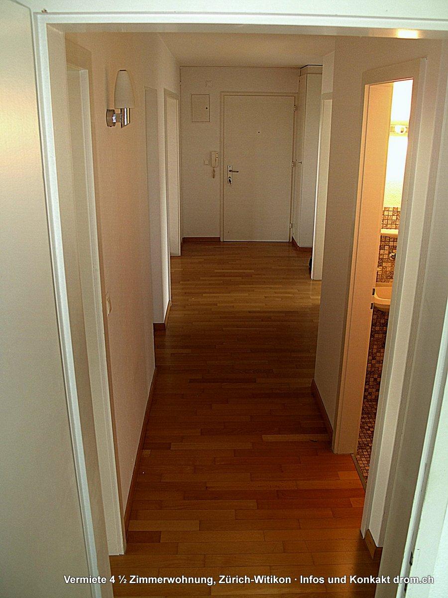 Wohnungstüre und Gang